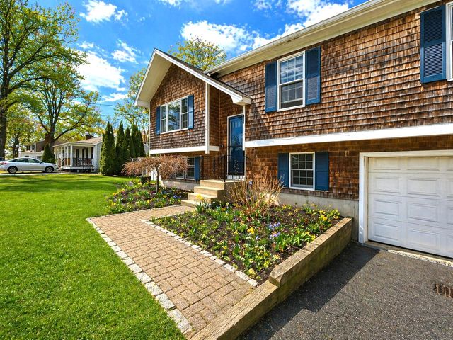 104 Seagate Lane, Hyannis, MA 02601