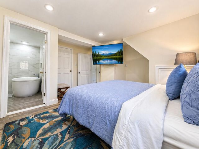 104 Seagate Lane, Hyannis, MA 02601