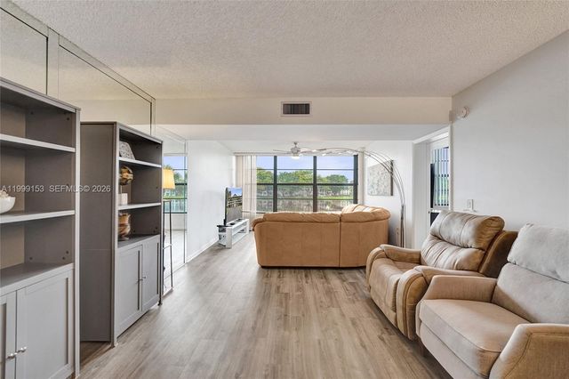 1526 Whitehall Dr 206, Davie, FL 33324