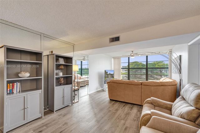 1526 Whitehall Dr 206, Davie, FL 33324