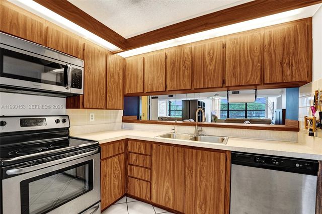 1526 Whitehall Dr 206, Davie, FL 33324