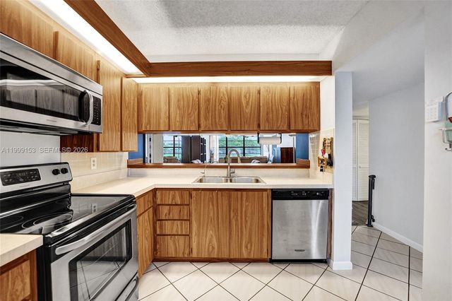 1526 Whitehall Dr 206, Davie, FL 33324