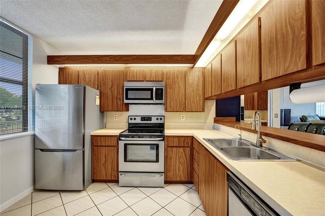 1526 Whitehall Dr 206, Davie, FL 33324