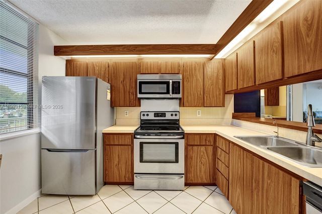 1526 Whitehall Dr 206, Davie, FL 33324