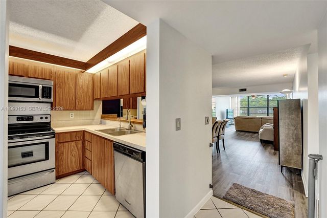 1526 Whitehall Dr 206, Davie, FL 33324