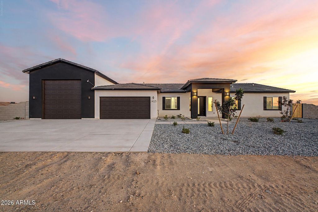 24025 W BEACON Lane, Wittmann, AZ 85361 — exterior