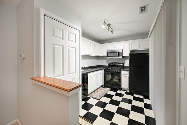 59 Gant Circle G, Streamwood, IL 60107