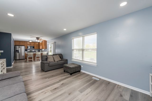2177 W Wicklow Lane, Round Lake, IL 60073
