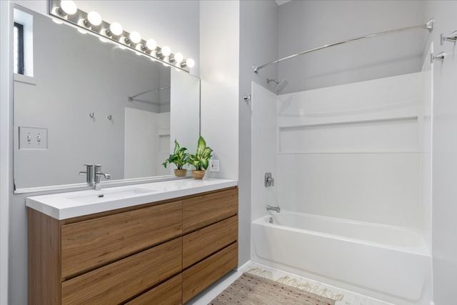2001 W Ohio Street 1N, Chicago, IL 60612