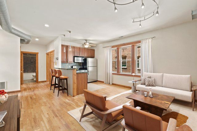 4104 N Mozart Street 2W, Chicago, IL 60618