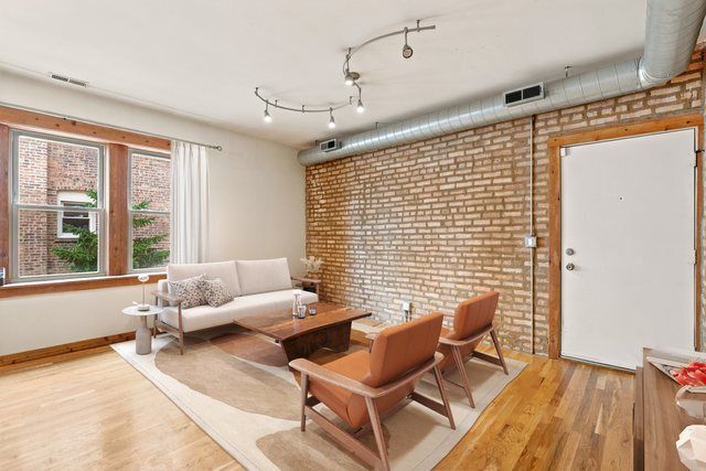 4104 N Mozart Street 2W, Chicago, IL 60618