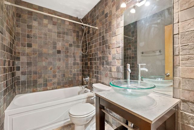 4104 N Mozart Street 2W, Chicago, IL 60618