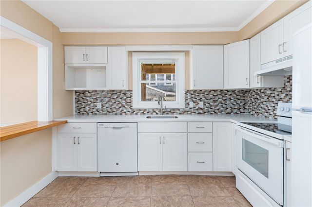 23 Holland Street 1, Newport, RI 02840