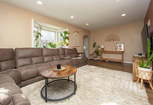 1181 E Mitchell, Waterloo, IA 50702