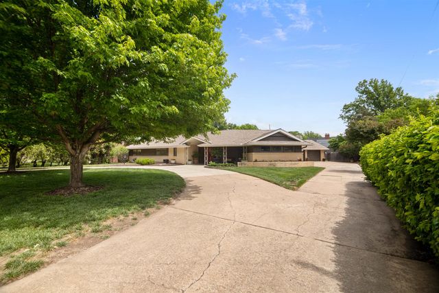68 S Mission Rd, Eastborough, KS 67207