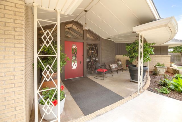 68 S Mission Rd, Eastborough, KS 67207