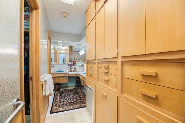 68 S Mission Rd, Eastborough, KS 67207