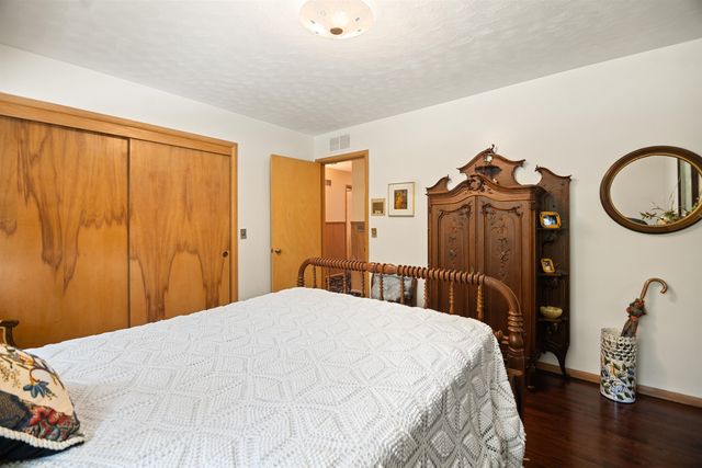 68 S Mission Rd, Eastborough, KS 67207