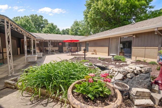 68 S Mission Rd, Eastborough, KS 67207