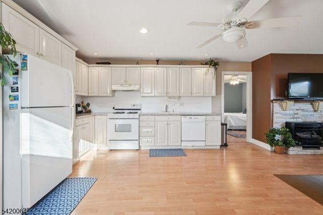 2 Ivy Ln, Wallington Boro, NJ 07057