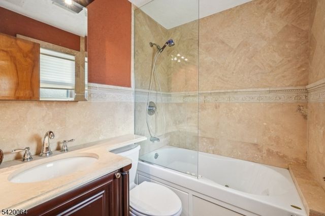 2 Ivy Ln, Wallington Boro, NJ 07057