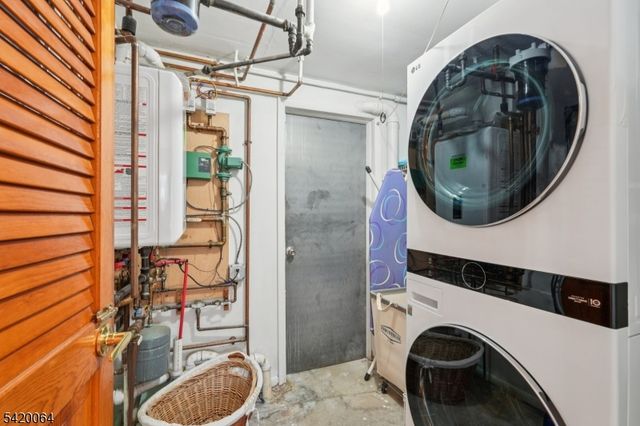 2 Ivy Ln, Wallington Boro, NJ 07057