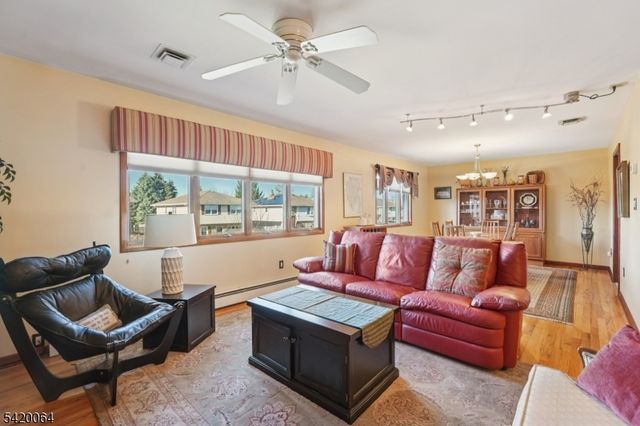 2 Ivy Ln, Wallington Boro, NJ 07057