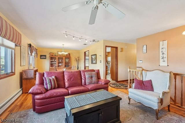 2 Ivy Ln, Wallington Boro, NJ 07057