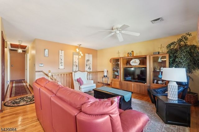 2 Ivy Ln, Wallington Boro, NJ 07057