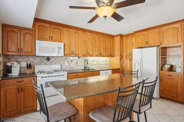 2 Ivy Ln, Wallington Boro, NJ 07057