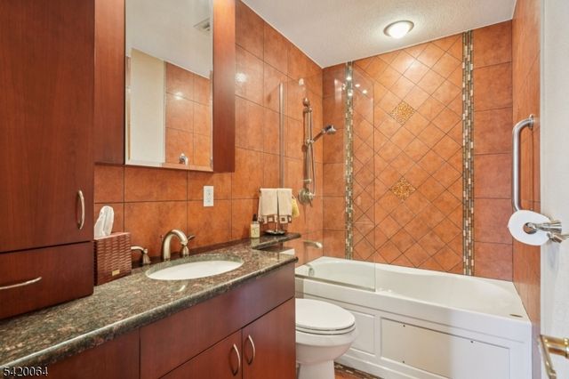 2 Ivy Ln, Wallington Boro, NJ 07057