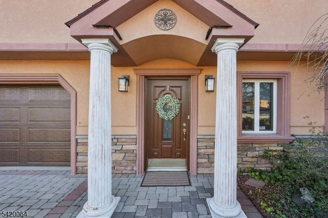 2 Ivy Ln, Wallington Boro, NJ 07057