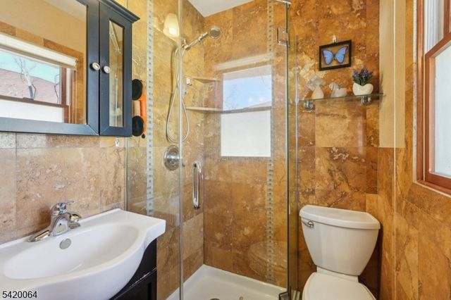 2 Ivy Ln, Wallington Boro, NJ 07057