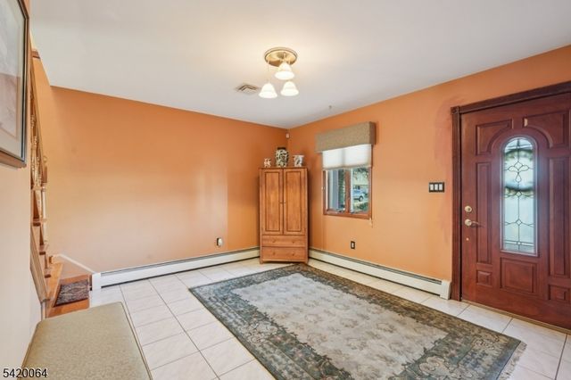 2 Ivy Ln, Wallington Boro, NJ 07057