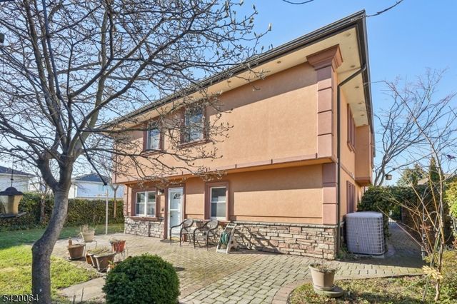 2 Ivy Ln, Wallington Boro, NJ 07057