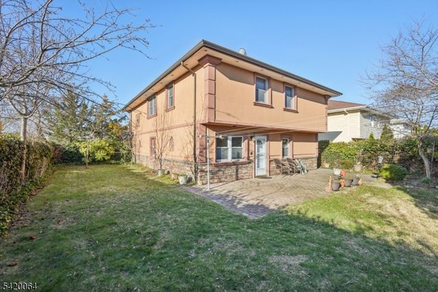 2 Ivy Ln, Wallington Boro, NJ 07057