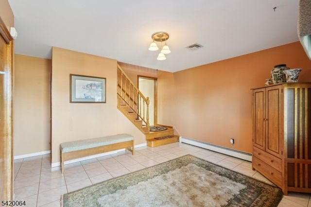 2 Ivy Ln, Wallington Boro, NJ 07057