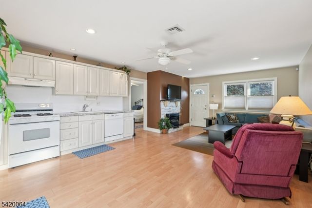 2 Ivy Ln, Wallington Boro, NJ 07057