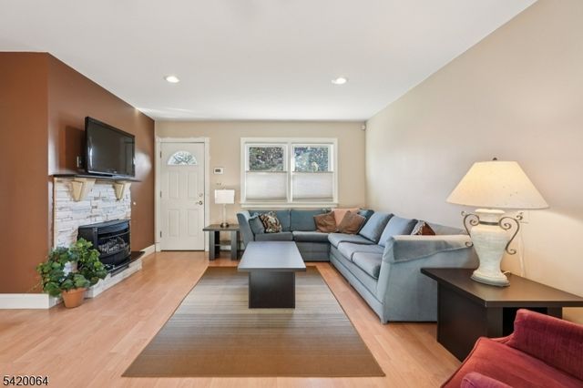 2 Ivy Ln, Wallington Boro, NJ 07057