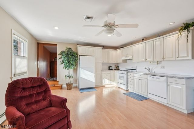 2 Ivy Ln, Wallington Boro, NJ 07057