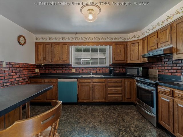 1110 Oakmont Road, Charleston, WV 25314