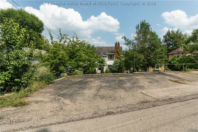 1110 Oakmont Road, Charleston, WV 25314