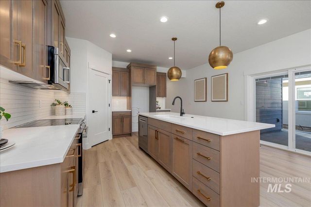 395 E Chevy Dr, Boise, ID 83716