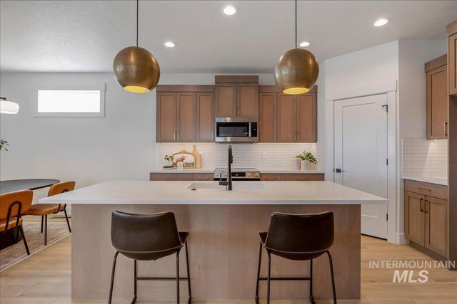395 E Chevy Dr, Boise, ID 83716