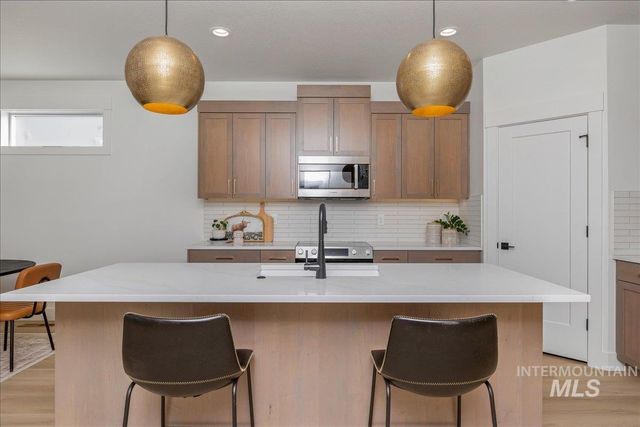 395 E Chevy Dr, Boise, ID 83716