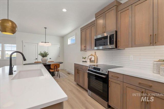 395 E Chevy Dr, Boise, ID 83716