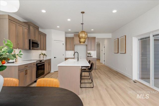 395 E Chevy Dr, Boise, ID 83716