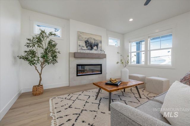 395 E Chevy Dr, Boise, ID 83716