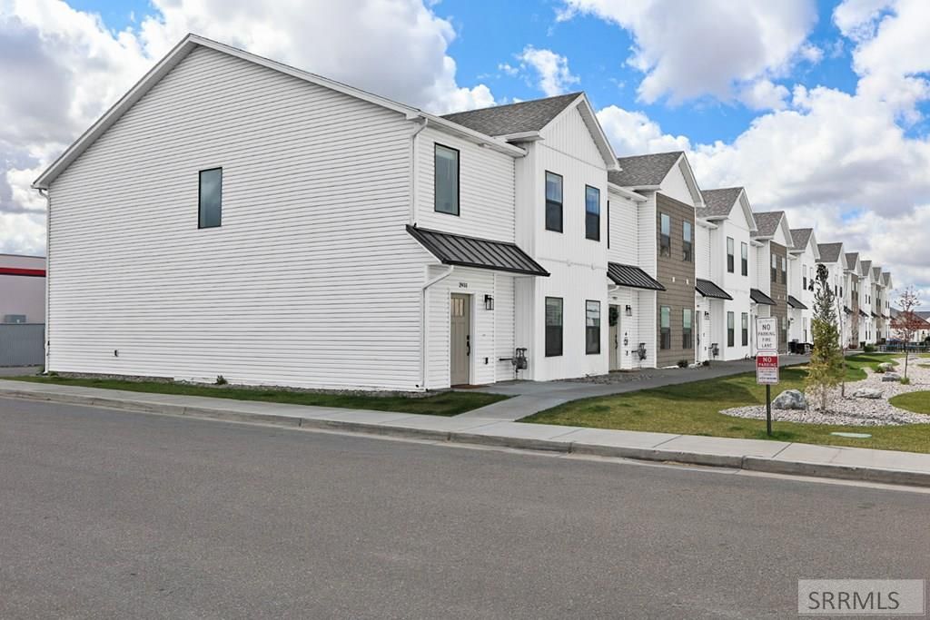 Image 4 of property listing at 2391 Homewood Drive, Ammon, ID 83406