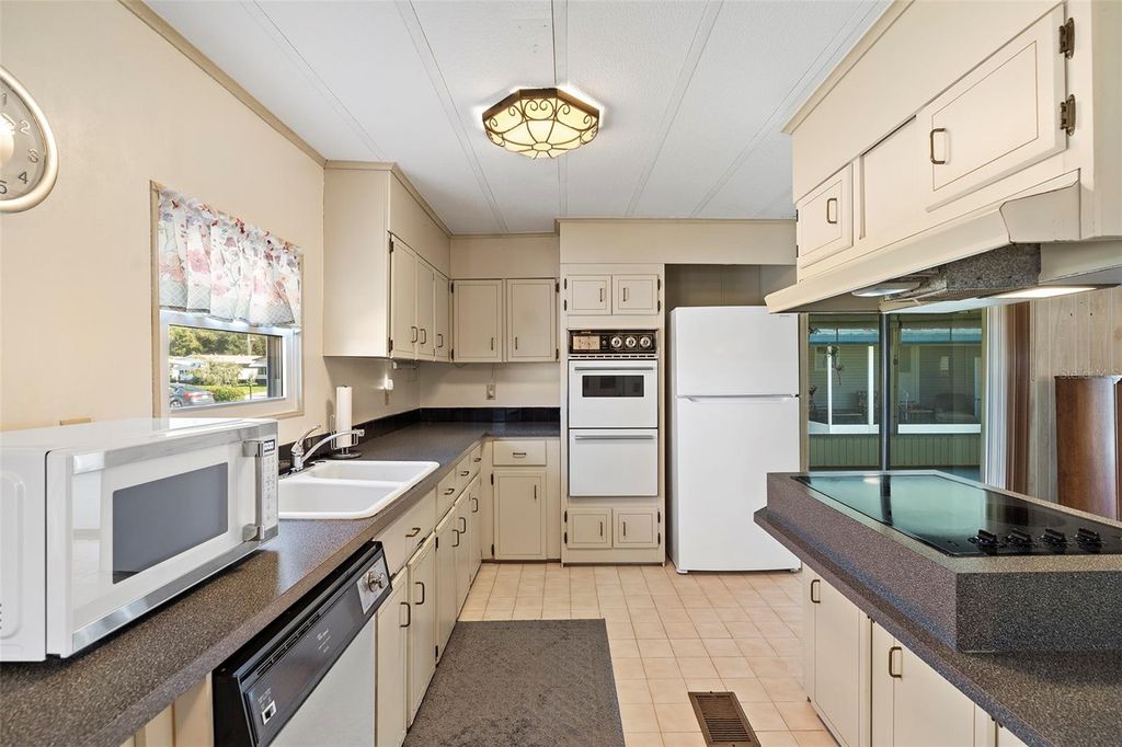 Image 14 of property listing at 2519 INDEPENDENCE LN, St Cloud, FL 34772